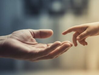 Ilustración conceptual de un niño bajo una mano sombría y pantallas digitales (sumisión mental) frente a un niño iluminado leyendo un libro en la naturaleza (autonomía y pensamiento sistémico).